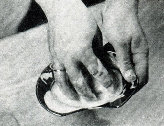 Рис. 117. Сбивание мыльной пены без кисточки