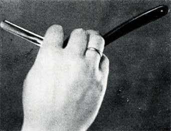 Рис. 121 и 121а, Как нужно держать в руке бритву
