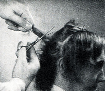 Рис. 152 и 153. Правильное положение руки и ножниц при разрежении и укорачивании волос