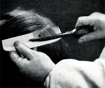Рис. 166. Положение гребенки и щипцов у головы после намотки пряди