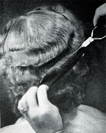 Рис. 180. Положение гребня и щипцов  волос при обработке