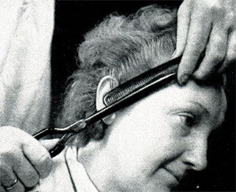 Рис. 195. Выглаживание пряди на висках
