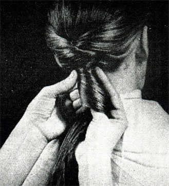 Рис. 205. Положение рук и волос при выработке полой скрученной пряди