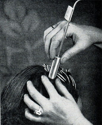 Рис. 232. Снятие пряди со стерженька