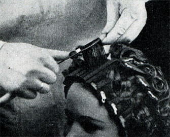 Рис. 264. Работа стержнем для намотки