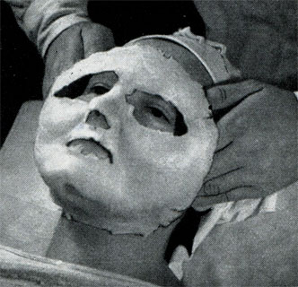 Рис. 352. Маска отделяется осторожно пальцами от скул и нижней челюсти
