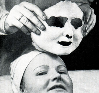 Рис. 354. Маска, снятая с лица неповрежденной