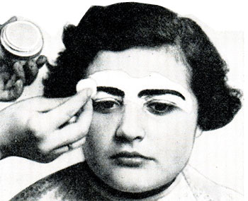 Рис. 373. С бровей также удаляется излишек краски ваткой с жиром (вазелином)	