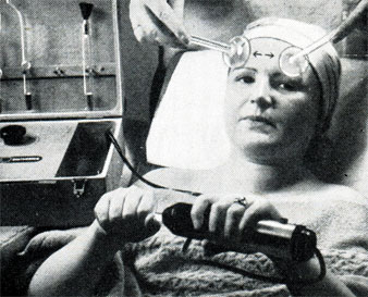 Рис. 379. Косвенное применение тока высокой частоты (с металлическим электродом в руке клиентки)