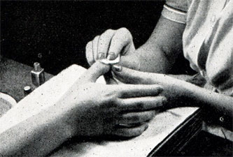 Рис. 390. Устранение лака с ногтей