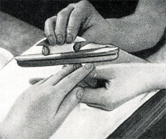 Рис. 400. Полировка ногтей