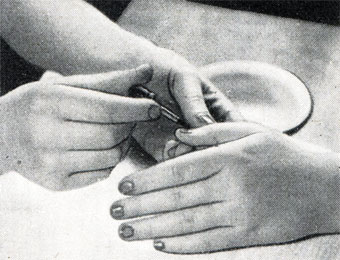 Рис. 401. Характерное положение рук при накладывании лака