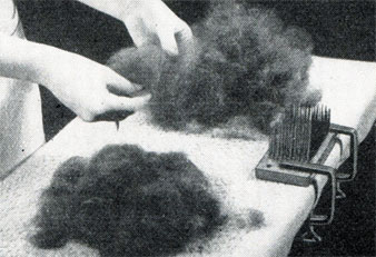 Рис. 424. Теребление запутанных волос
