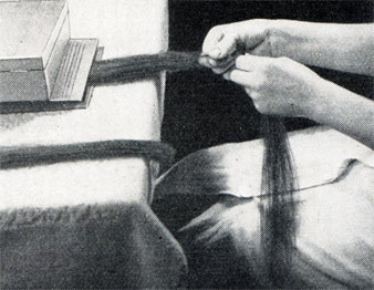 Рис. 426. Торцевание чесаных волос