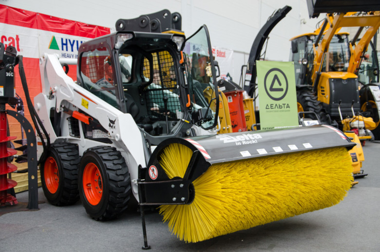 Погрузчик Bobcat S530 с щеткой Погрузчик Bobcat S530 с щеткой