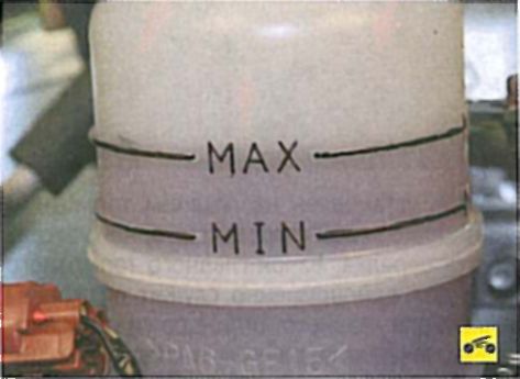 Проверка уровня и доливка жидкости в бачок гидроусилителя рулевого управления