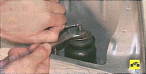 Снятие и установка телескопической стойки задней подвески