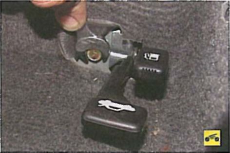 Снятие и установка привода замка крышки люка наливной трубы топливного бака