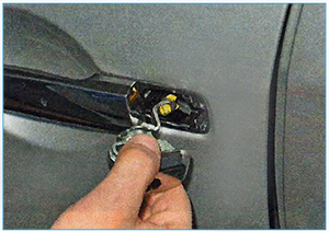Snjatie-naruzhnoj-ruchki-perednej-dveri-4.jpg