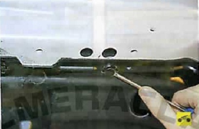 Nissan Almera Classic. СНЯТИЕ И УСТАНОВКА БРЫЗГОВИКОВ ДВИГАТЕЛЯ