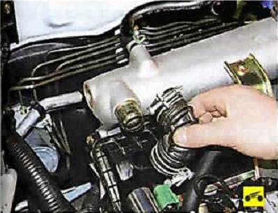 Nissan Almera Classic. СИСТЕМА ПИТАНИЯ. ЗАМЕНА РЕЗОНАНСНОЙ КАМЕРЫ ВПУСКНОЙ ТРУБЫ