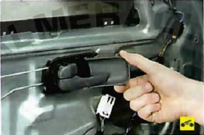 Nissan Almera Classic. ДВЕРИ. ЗАМЕНА ВНУТРЕННЕЙ РУЧКИ ПРИВОДА ЗАМКА ПЕРЕДНЕЙ ДВЕРИ