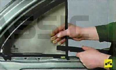 Nissan Almera Classic. ДВЕРИ. ЗАМЕНА НЕПОДВИЖНОГО СТЕКЛА ЗАДНЕЙ ДВЕРИ