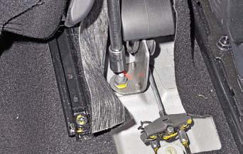 Замена тросов стояночного тормоза Рено Дастер