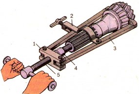 Снятие заднего подшипника с вала ведущей кони ческой шестерни